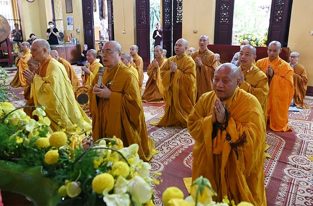 Chư tôn đức Tăng Ni vân tập trước chánh điện chùa Quán Sứ