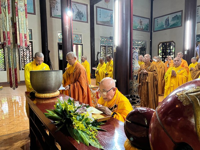 Hòa thượng Thích Thiện Tấn niêm hương bạch Phật Hòa thượng Thích Thiện Tấn niêm hương bạch Phật