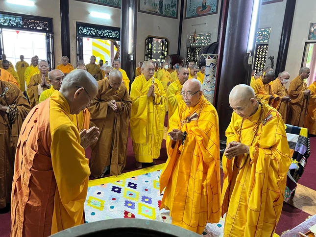 Tam vị Hòa thượng đối thú tác pháp an cư