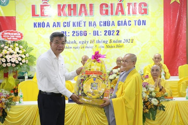 Sở Nội vụ tỉnh Đồng Tháp tặng quà chúc mừng