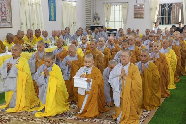 Đại diện chư hành giả Ni phát nguyện an cư kiết hạ