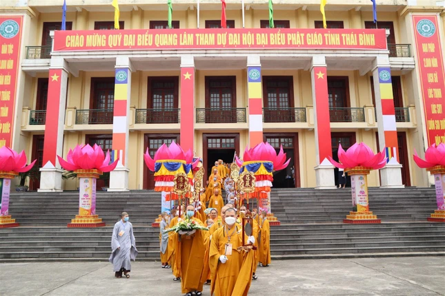 Cung nghinh chư tôn đức Tăng Ni đến Đền thờ liệt sĩ tỉnh Thái Bình