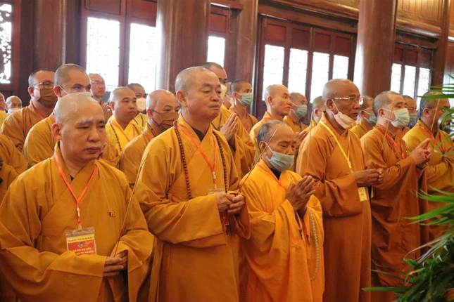 Thắp hương tưởng niệm