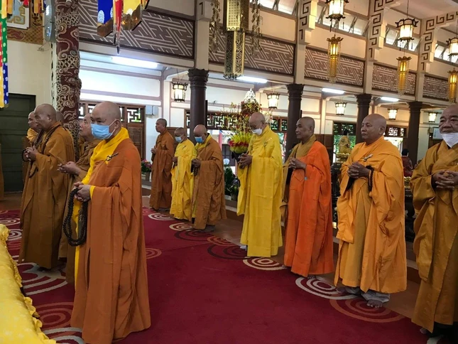 Niêm hương bạch Phật, đảnh lễ Tam bảo