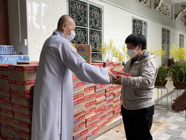Ni trưởng Thích nữ Như Trí, trụ trì chùa Dược Sư tặng quà đến người dân