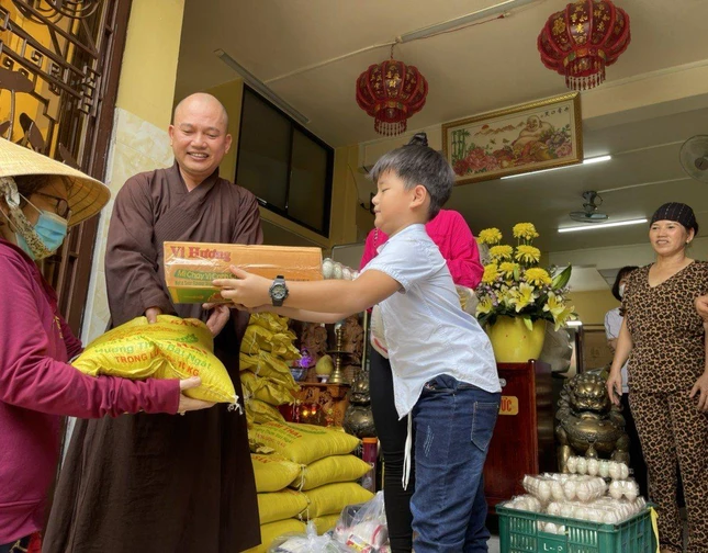 Đại đức Thích Thiện Tài hoan hỷ trao quà đến bà con có hoàn cảnh khó khăn