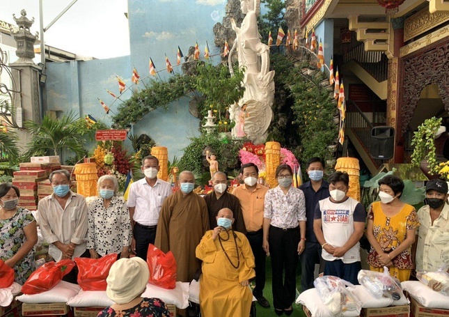 Người dân đến nhận quà tại chùa Hòa Khánh Người dân đến nhận quà tại chùa Hòa Khánh