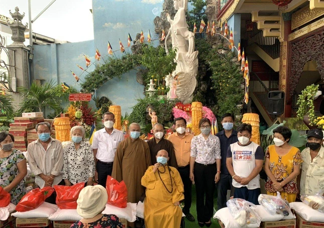 Người dân đến nhận quà tại chùa Hòa Khánh