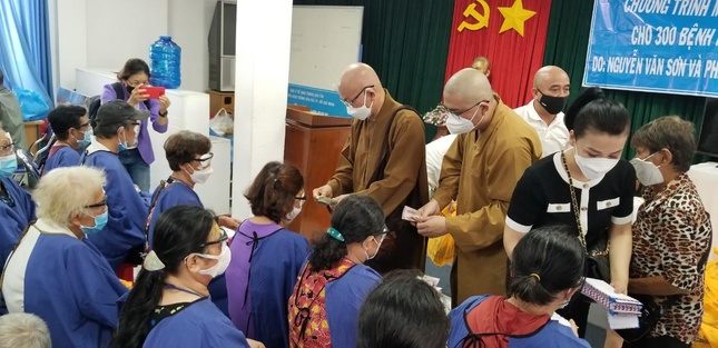 Trao quà đến các bệnh nhân