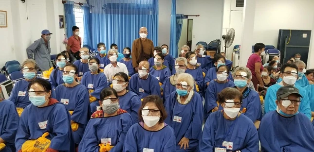 Các bệnh nhân đã được phẫu thuật mắt Các bệnh nhân đã được phẫu thuật mắt