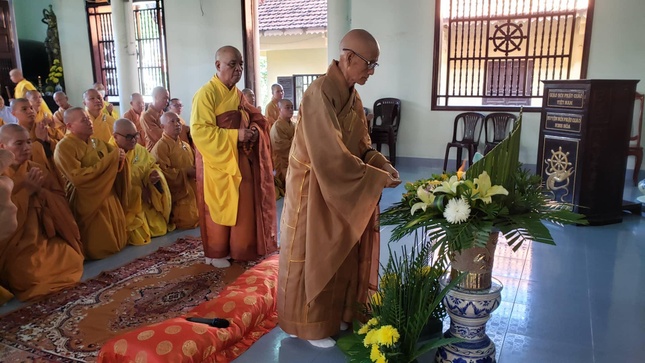 Hòa thượng Thích Trừng Giác châm ngọn lửa biểu trưng cho tinh thần vì đạo pháp, vì dân tộc của Bồ-tát Thích Quảng Đức