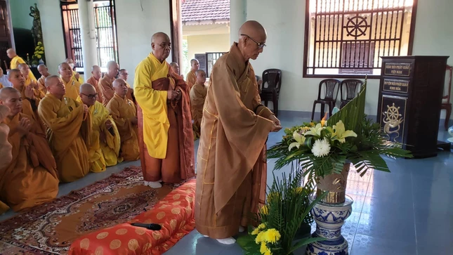 Hòa thượng Thích Trừng Giác châm ngọn lửa biểu trưng cho tinh thần vì đạo pháp, vì dân tộc của Bồ-tát Thích Quảng Đức