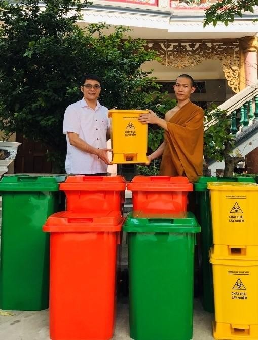 Anh Nguyễn Bá Hội, chủ nhiệm Câu lạc bộ trao tặng thùng rác đến các chùa Anh Nguyễn Bá Hội, chủ nhiệm Câu lạc bộ trao tặng thùng rác đến các chùa