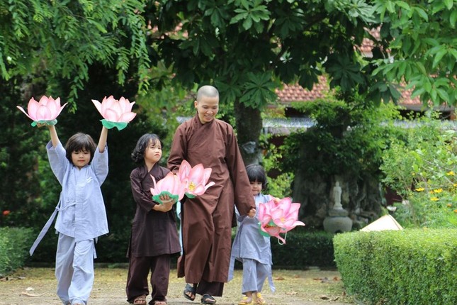 Sư cô luôn đồng hành và chơi cùng các em