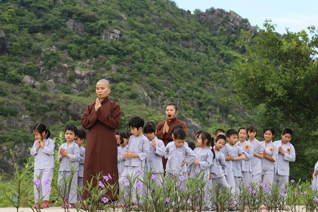 Vườn chùa là nơi lý tưởng để quý Sư cô dạy cho các em bài học về tình yêu thương, vừa gần gũi với thiên nhiên, vừa thực hành các bài giáo lý đơn giản của đạo Phật - Ảnh: chùa Tường Vân