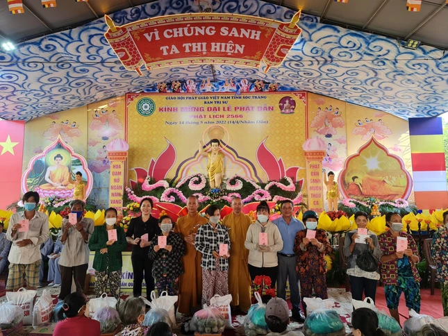 Trao quà đến bà con nghèo ở phường 4, 5 và 8, TP.Sóc Trăng