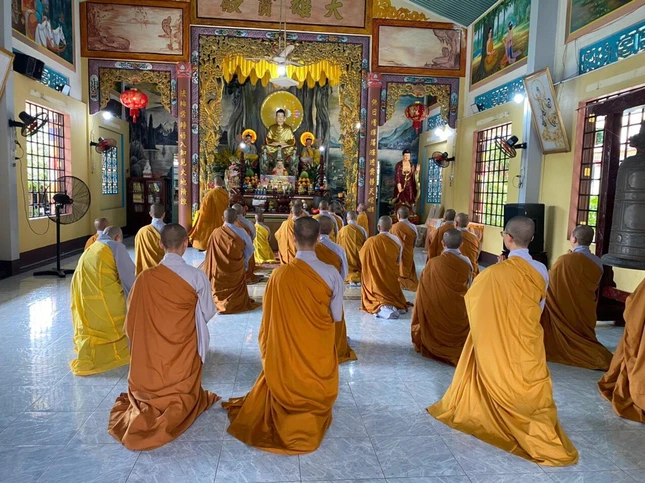 Chư Ni hạ trường chùa Huyền Long đảnh lễ Tam bảo