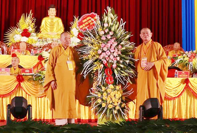 Hòa thượng Thích Thiện Pháp thay mặt Trung ương GHPGVN tặng hoa chúc mừng