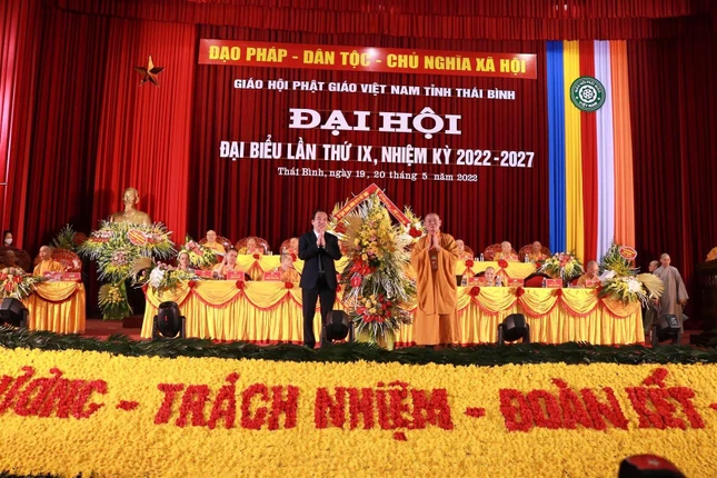 Ông Ngô Sách Thực, Phó Chủ tịch Ủy ban Trung ương MTTQVN tặng hoa chúc mừng