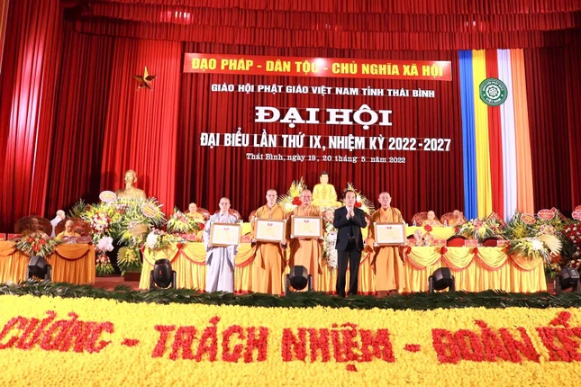 Chư tôn đức đón nhận Huân chương Lao động hạng Ba cùng nhiều Bằng khen, Giấy khen