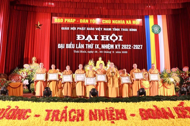 Chư tôn đức nhận Bằng tuyên dương công đức