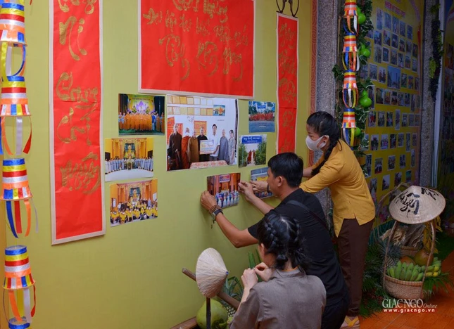 Tỉ mỉ dán từng bức ảnh