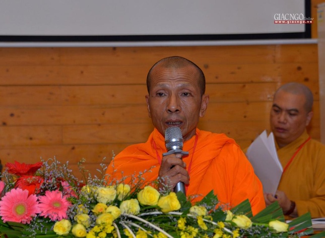 Thượng tọa Danh Liêm, Phó ban Trị sự GHPGVN tỉnh Kiên Giang trình dự thảo phương hướng nhiệm vụ hoạt động Phật sự nhiệm kỳ 2022-2027