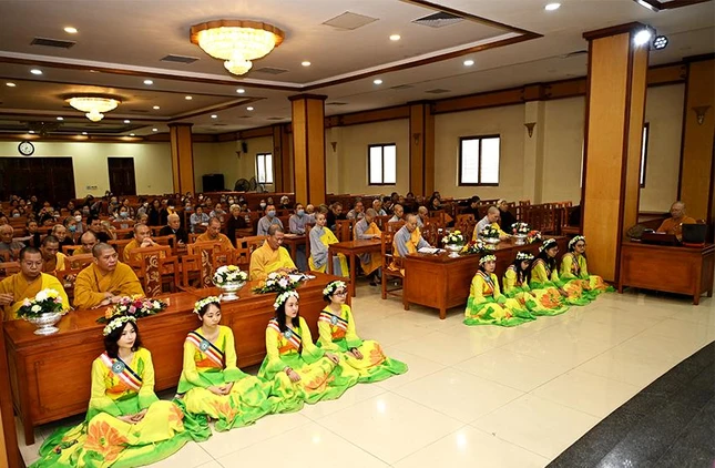 Lắng nghe bài giảng về bộ kinh Trường A Hàm Lắng nghe bài giảng về bộ kinh Trường A Hàm