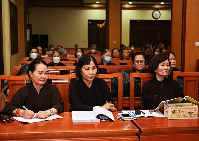 Phật tử tham dự buổi khai pháp Phật tử tham dự buổi khai pháp