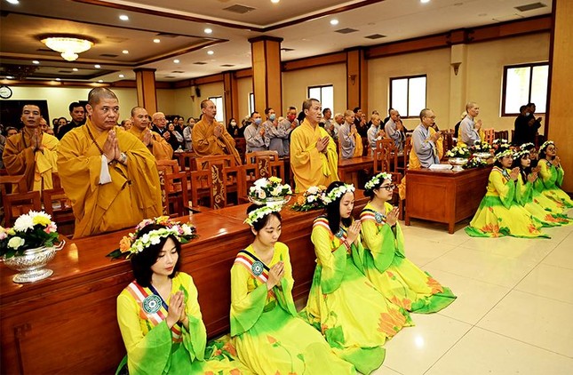 Đại chúng đồng niệm Phật cầu gia hộ