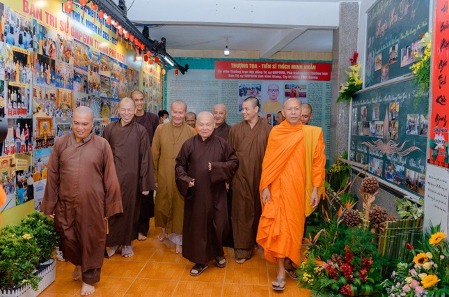 Hình ảnh ghi lại thành tựu Phật sự nổi bật của Phật giáo tỉnh Kiên Giang trong nhiệm kỳ IX được triển lãm 2 bên lối đi dẫn vào hội trường - Ảnh: Đăng Huy