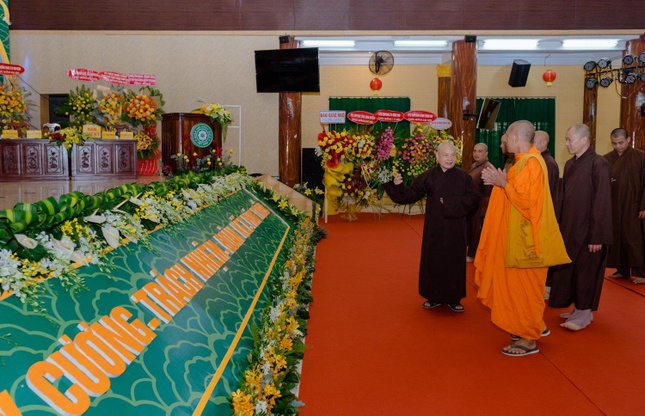 Hòa thượng Chủ tịch Hội đồng Trị sự thị sát công tác thiết trí hội trường - Ảnh: Đăng Huy