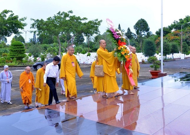 Chư Tăng Ni Ban Thường trực Ban Trị sự GHPGVN tỉnh Kiên Giang dâng hoa tại Nghĩa trang Liệt sĩ - Ảnh: Bảo Toàn