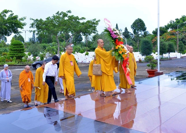 Chư Tăng Ni Ban Thường trực Ban Trị sự GHPGVN tỉnh Kiên Giang dâng hoa tại Nghĩa trang Liệt sĩ - Ảnh: Bảo Toàn Chư Tăng Ni Ban Thường trực Ban Trị sự GHPGVN tỉnh Kiên Giang dâng hoa tại Nghĩa trang Liệt sĩ - Ảnh: Bảo Toàn