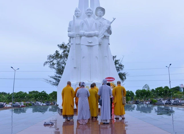 Dâng hương tưởng niệm - Ảnh: Bảo Toàn Dâng hương tưởng niệm - Ảnh: Bảo Toàn