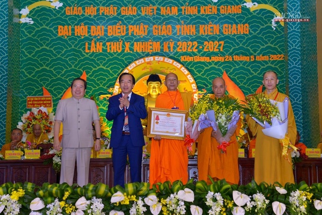 Ông Ngô Sách Thực trao Huân chương Lao động Hạng 3 của Chủ tịch nước đến Ban Thường trực Ban Trị sự GHPGVN tỉnh Kiên Giang