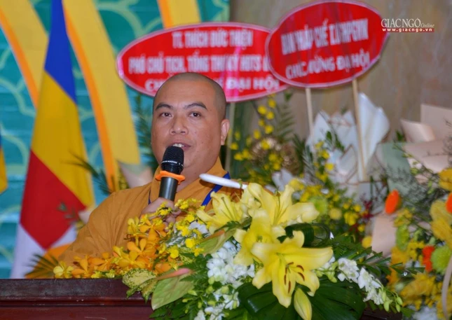 Đại đức Thích Pháp Trí trình bày dự thảo báo cáo tổng kết công tác Phật sự nhiệm kỳ 2017-2022