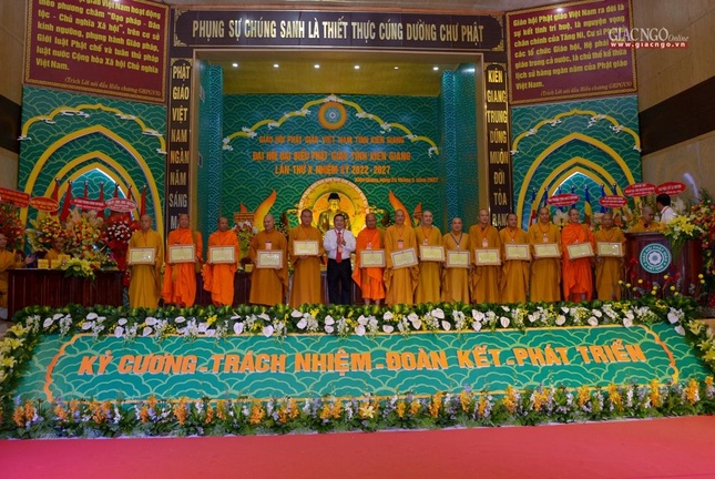 Tập thể, cá nhân đón nhận Bằng khen, Bằng tuyên dương công đức