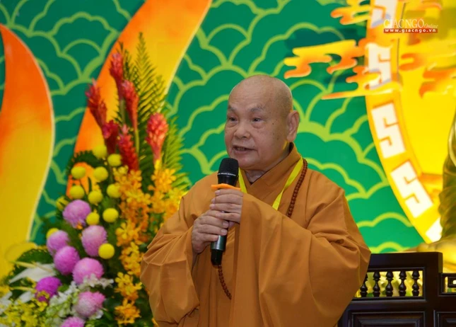 Hòa thượng Thích Thiện Nhơn lấy ý kiến biểu quyết