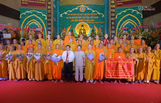 Ông Ngô Sách Thực và ông Mai Văn Huỳnh tặng hoa chúc mừng tân Ban Trị sự