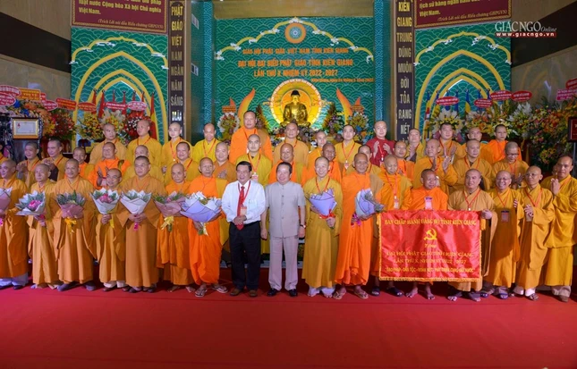 Ông Ngô Sách Thực và ông Mai Văn Huỳnh tặng hoa chúc mừng tân Ban Trị sự