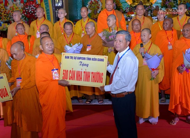 Trao bảng tượng trưng chỉ tiêu các hoạt động từ thiện, an sinh xã hội mà Ban Trị sự GHPGVN tỉnh Kiên Giang khóa X đã đề ra