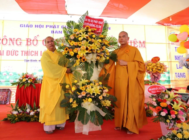 Ban Trị sự Phật giáo huyện Đồng Xuân tặng hoa chúc mừng Đại đức tân trụ trì