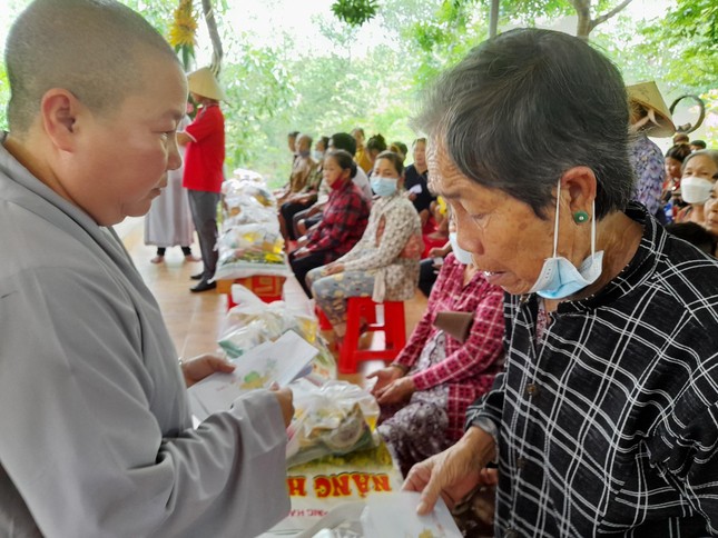 Trao quà đến bà con đồng bào người dân tộc