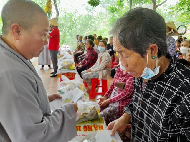 Trao quà đến bà con đồng bào người dân tộc