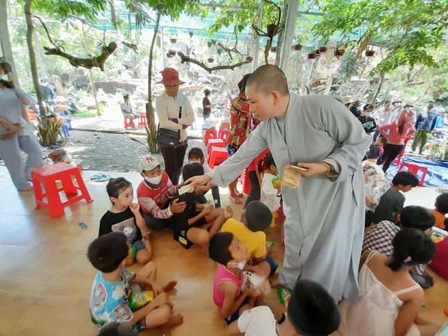 Tặng quà các em nhỏ
