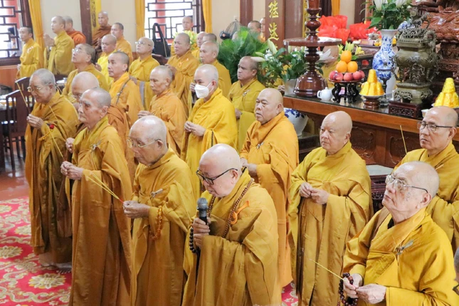 Chư tôn đức dâng hương tưởng niệm