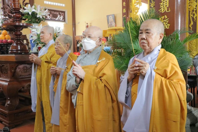 Chư Ni thành kính dâng hương