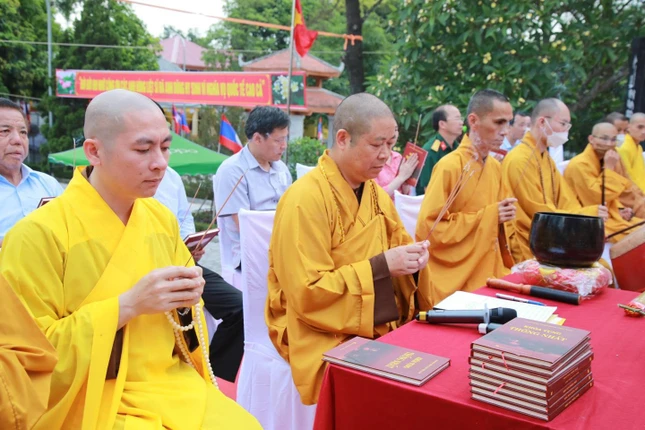 Chư tôn đức nguyện hương, tụng kinh cầu siêu