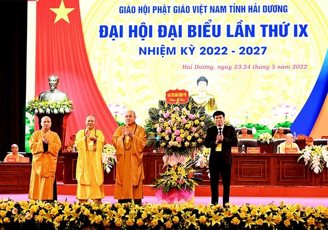 Lẵng hoa tươi thắm của Ban Tôn giáo Chính phủ